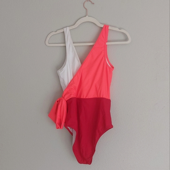 CUPSHE Colorblock Plunging One-Piece Swimsuit - Picture 4 of 9
